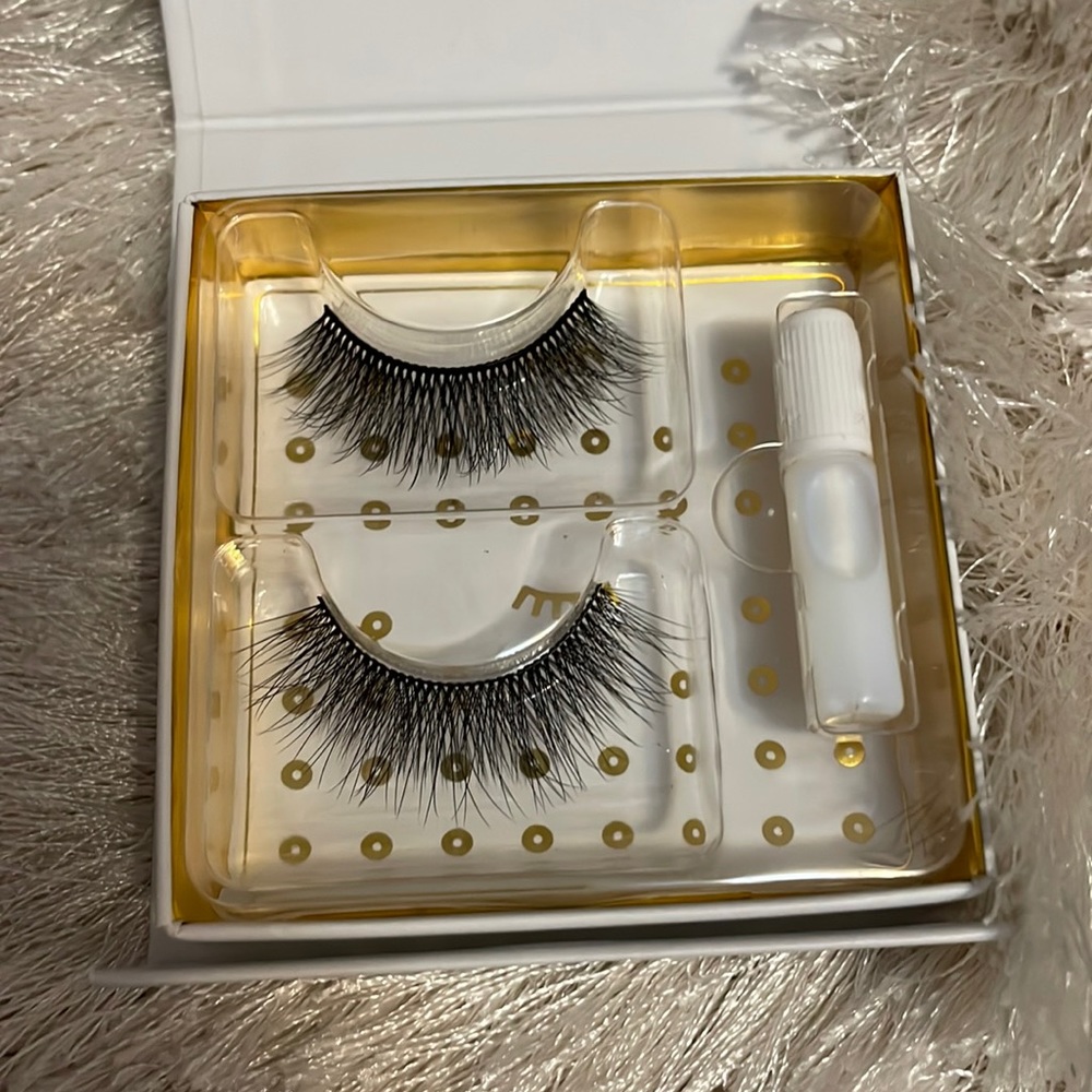 Fake lashes